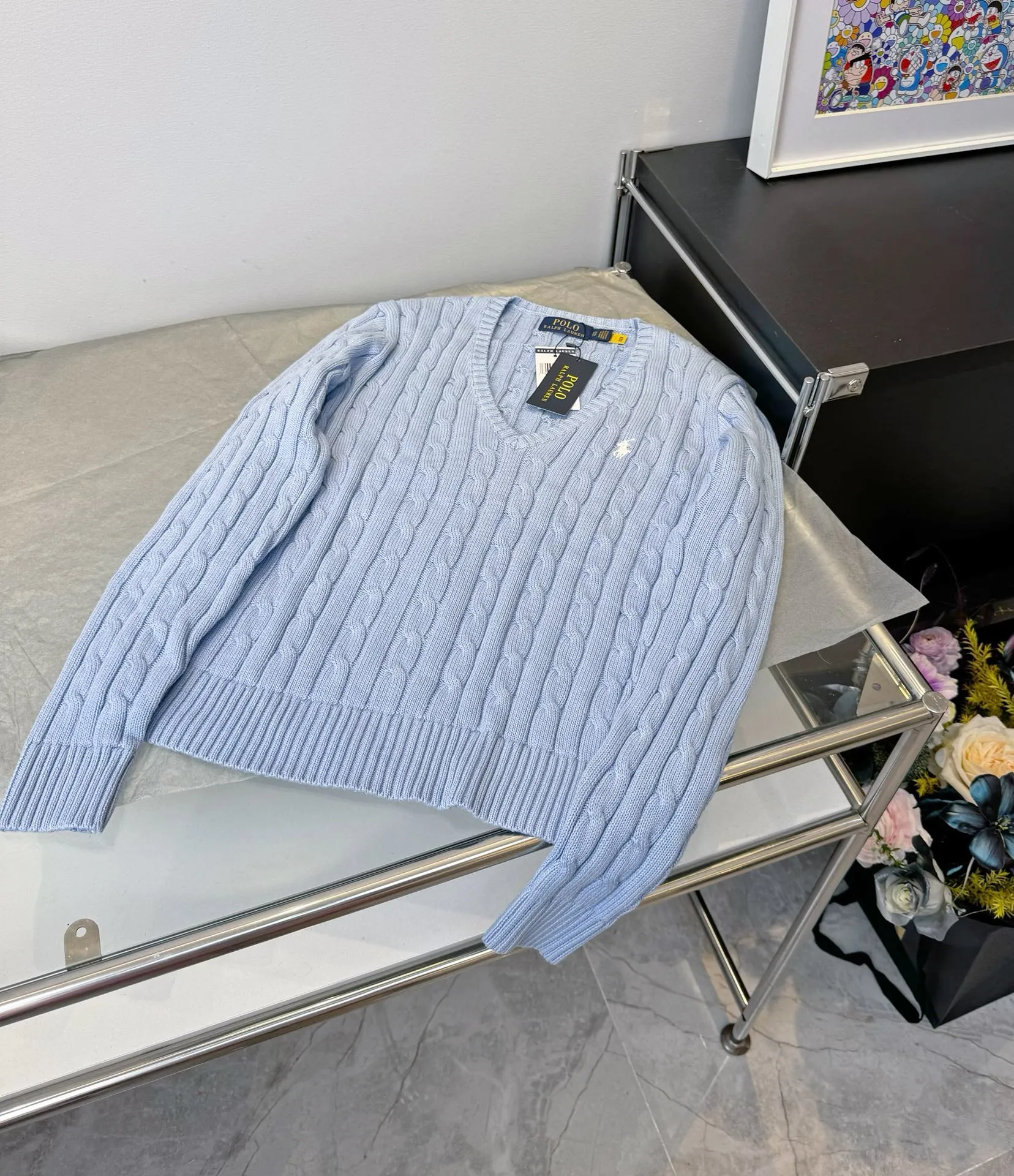 🅿️220 Style number: L04 (sky blue) Ralph Lauren RL classic war horse logo embroidered cable pattern twist button V-neck knitted sweater on the chest, same style for men and women, 9 colors Colors: Beige, navy, black, chick yellow, sky blue, khaki, red, gray, purple Size: XSSML M Shoulder Width 36 Clothes Length 58 Bust 44 L Shoulder Width 37 Clothes Length 60 Bust 46 Soft and glutinous🧶🫶The style is a very classic cable sweater American retro college style Perfect hand comfort. It is a must-have item for spring, autumn and winter wardrobes. It looks great when worn alone or layered as an inner wear. High-density LOGO embroidery on the chest, and original customization of tag accessories. Made of pure cotton yarn �� blended with wool, pure cotton is skin-friendly and comfortable, small label war horse embroidered twist turtleneck sweater 🐎 high quality. Follow the blogger to learn how to wear it! Let’s get a Ralph Lauren cable sweater. It’s a super hard-to-find series after it became popular. It’s hard to find one on the official website. It’s simple and practical to wear, with a lazy and loose feel. The thickened fabric has a more texture, soft and delicate feel, and a loose fit. Whether worn alone or layered, you can wear different styles of fashion with just one piece. ⚠️Contains wool products🦙 Pay attention to the washing method to avoid shrinkage